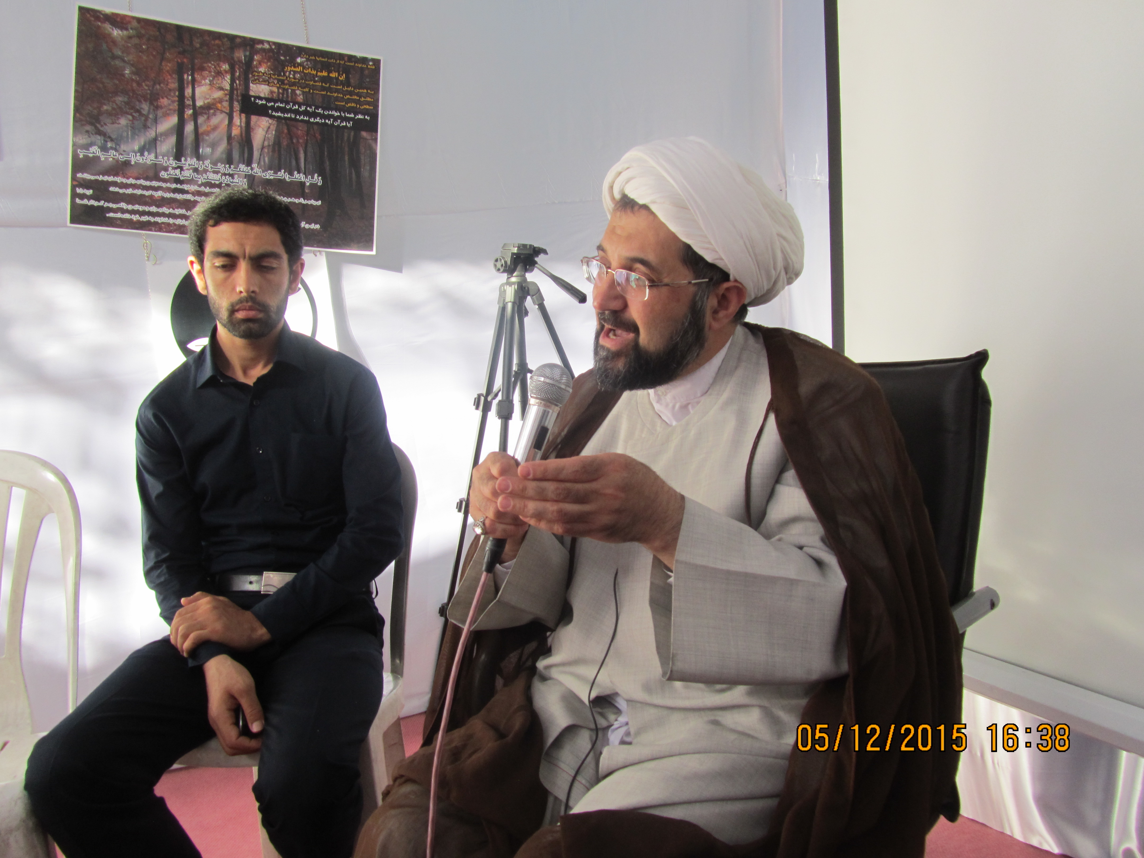 حضور حجت الاسلام و المسلمین دکتر روحی در غرفه انجمن نجات از حلقه