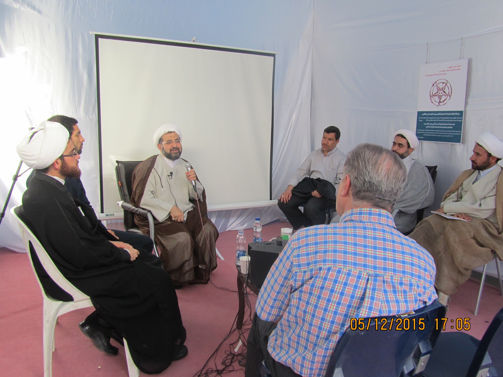 حضور حجت الاسلام و المسلمین دکتر روحی در غرفه انجمن نجات از حلقه