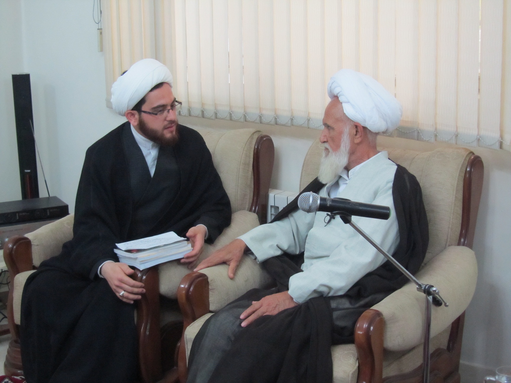 دیدار مدیر انجمن نجات از حلقه و هیئت همراه با حضرت آیت الله حائری شیرازی