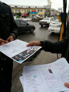 تصاویری از پخش نشریههای نقد عرفان حلقه و بنرهای مرتبط با آسیب دیدگان فرقهی حلقه در تنکابن تصاویری از پخش نشریههای نقد عرفان حلقه و بنرهای مرتبط با آسیب دیدگان فرقهی حلقه در تنکابن