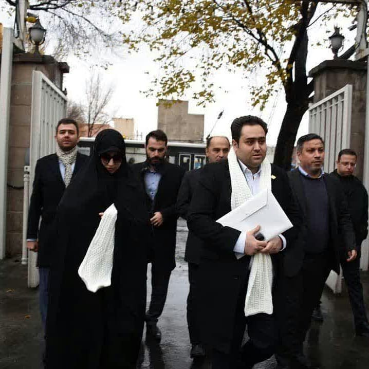 .
رفتارهای قابل تامل.....
.
‏داماد روحانی برای ثبت نام در مجلس با همسرش رفته، فل...