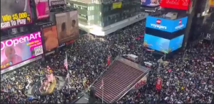 به چاه رفتنِ حسینی با طنابِ پوسیده‌ی ترامپ؛ از رؤیای «پادشاهی پارس» تا بازی در نمایش خیالی